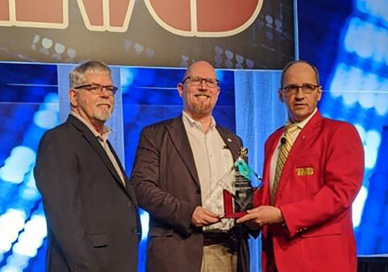 Link Mfg accepting the Jim Winsor Award