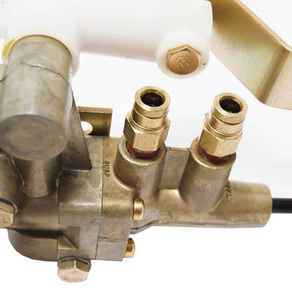 450 Series Universal Leveling Valve ports with push-to-connect fittings